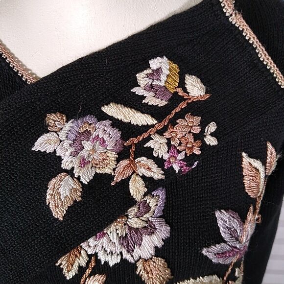 VTG WORTHINGTON Embroidered Sweater Pullover Floral Sz M Pearls Crochet Edges - Picture 8 of 12
